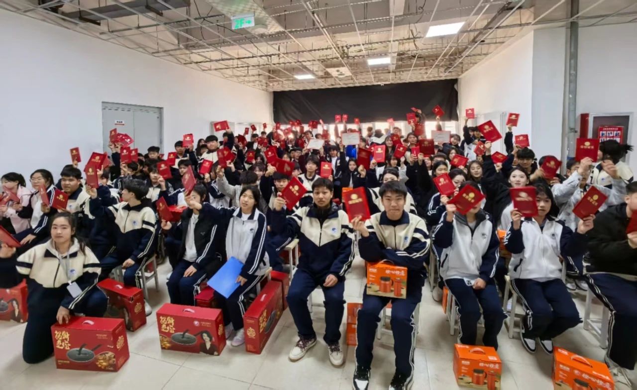 聚榜样之光 谱青春华章——葫芦岛市东戴河职业技术学校2024年度学生表彰大会